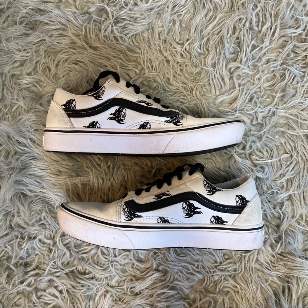 Vans comfy crush skull print sneakers. Women’s size 7.5 Men’s 6